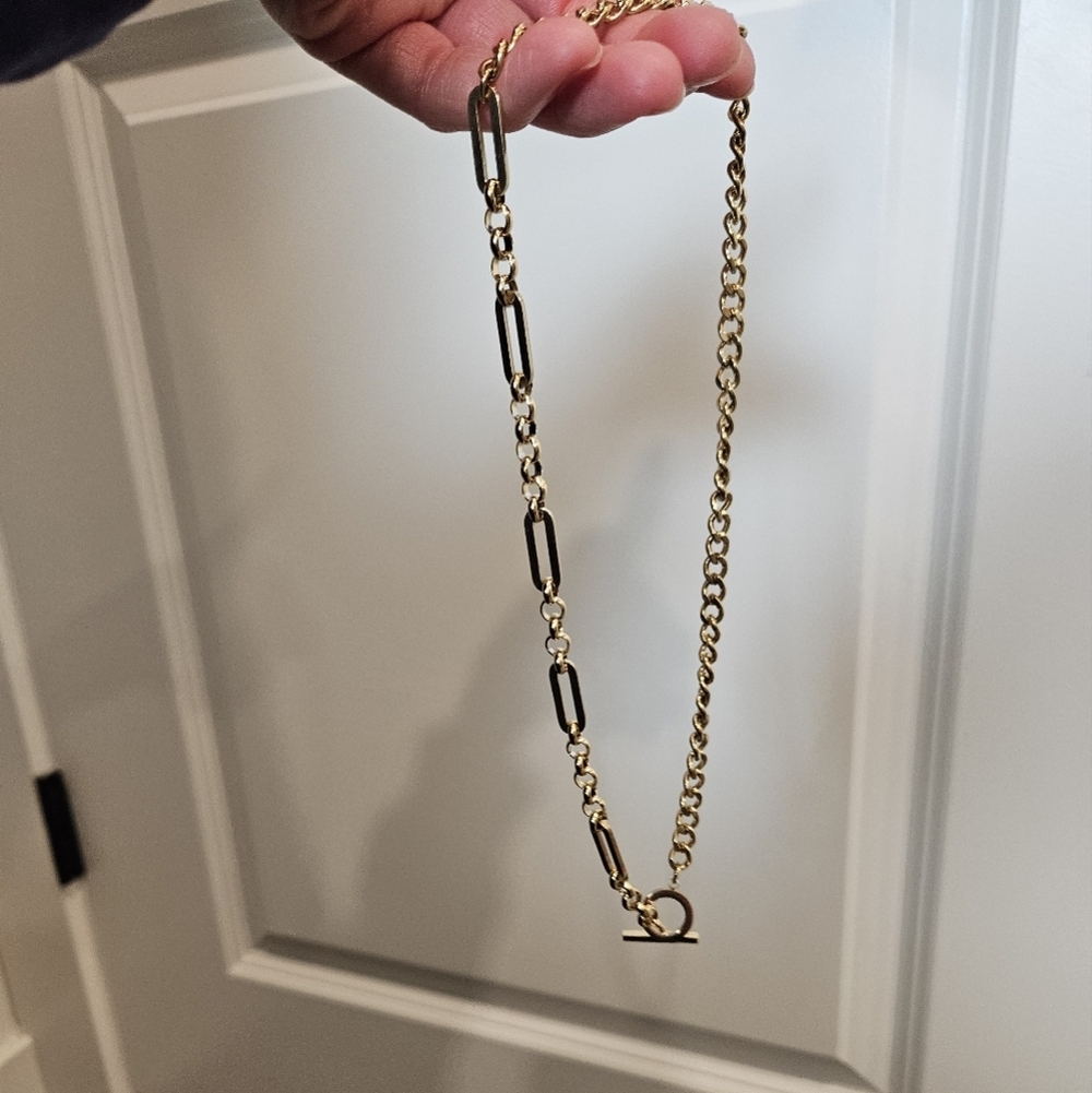Elegant Gold Necklace - Picture 4 of 8